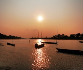 Sunset when the boat on the lake HD picture