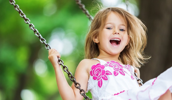 The little girl of joy and swing HD picture