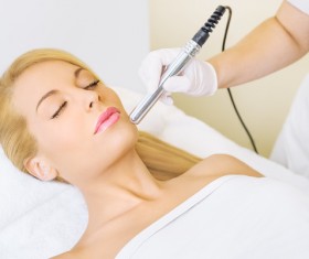 Beautician for customers to wrinkle HD picture