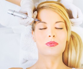 Beautician for the customer to make up for eyebrows permanently 01