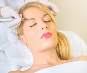 Beautician for the customer to make up for eyebrows permanently 03