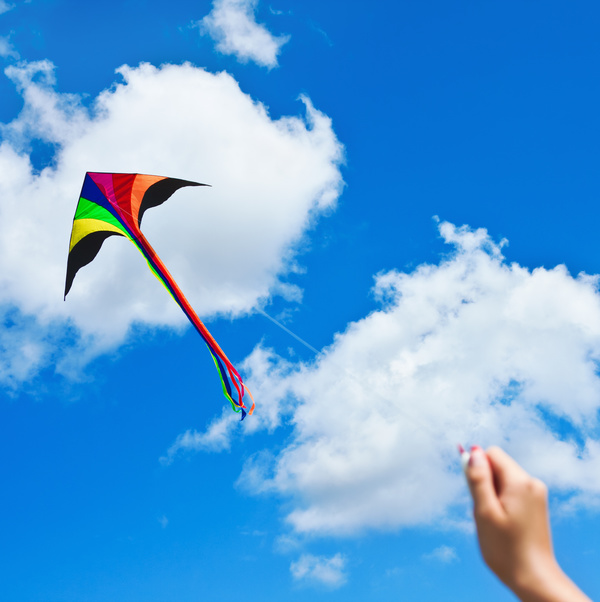 Blue sky and white clouds and flying kites HD picture