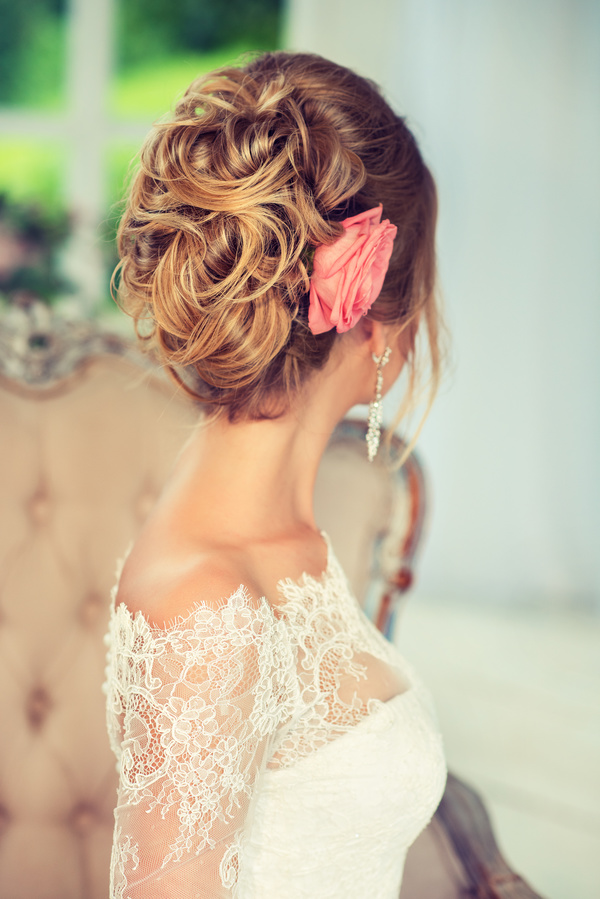 Bride married hairstyle and roses in her hair HD picture 01