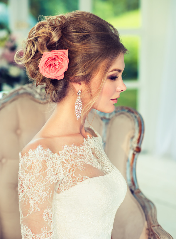 Bride married hairstyle and roses in her hair HD picture 02