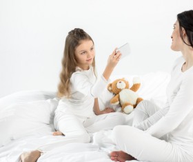 Daughter to take pictures of her mother HD picture