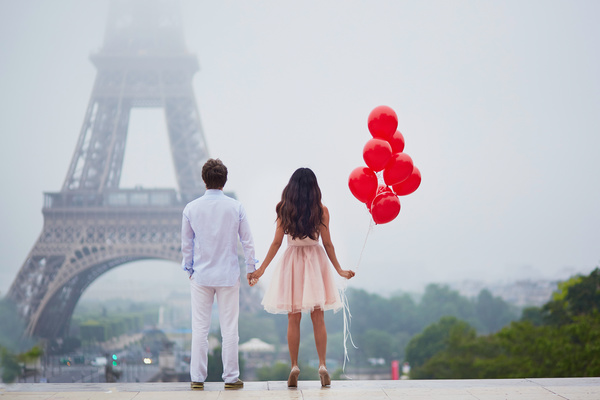 Eiffel Tower in front of a couple holding hands HD picture
