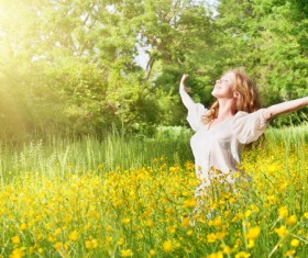 Girl in the field HD picture 02