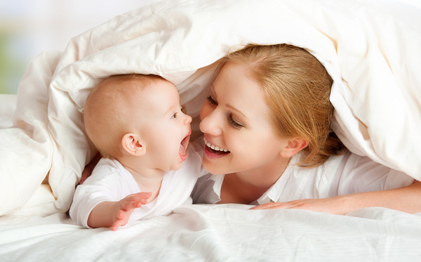 Happy baby in bed with Mummy HD picture