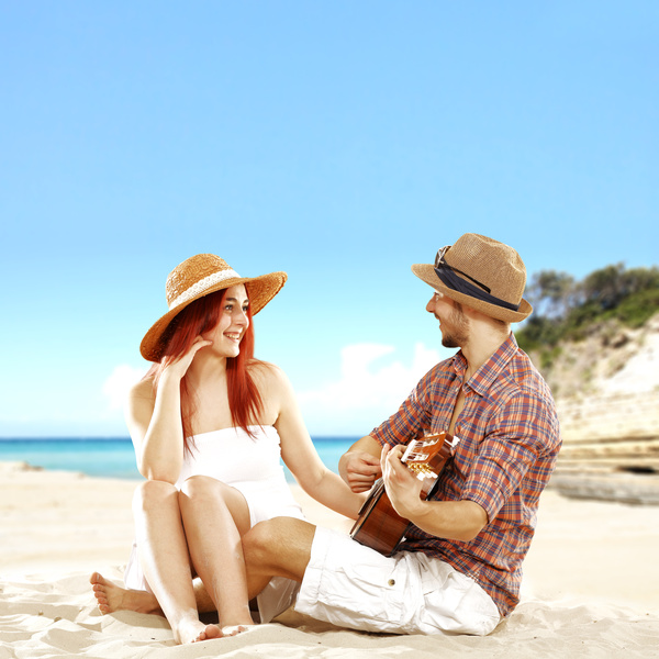 Happy couple on the beach HD picture 01