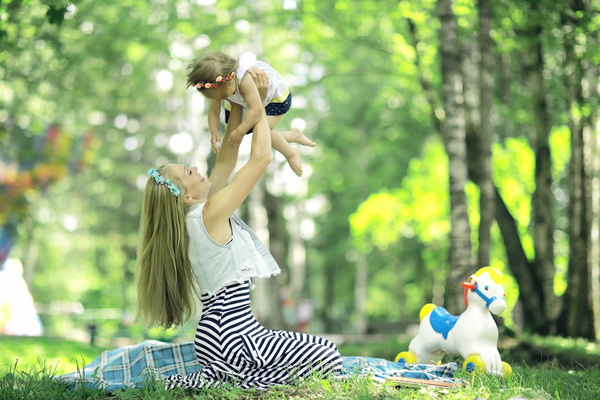 Happy mother and child in the park HD picture