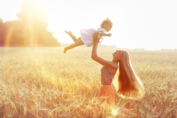 Happy mother and child in the wheat field HD picture