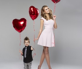 Holding the mother and son of a heart balloon HD picture