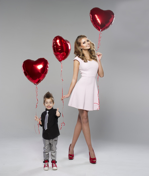Holding the mother and son of a heart balloon HD picture