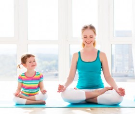 Learn little girl with my mother HD picture