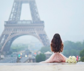 Looking at the Eiffel Tower woman HD picture