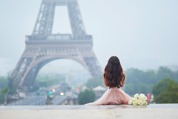 Looking at the Eiffel Tower woman HD picture