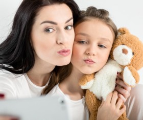 Mother and daughter self-timer HD picture