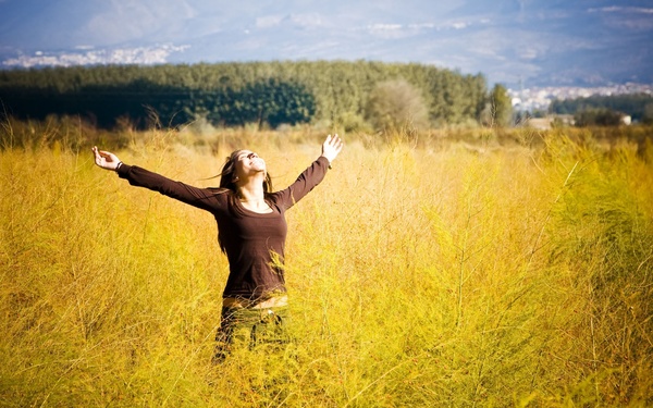 Open arms to feel the natural girl HD picture