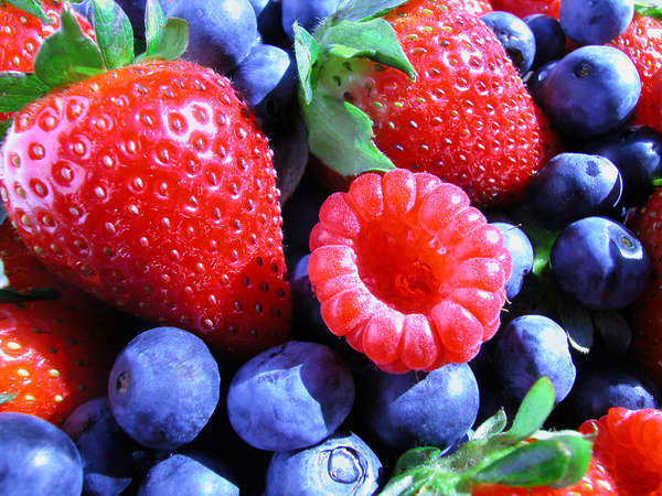 Raspberries and blueberries HD picture