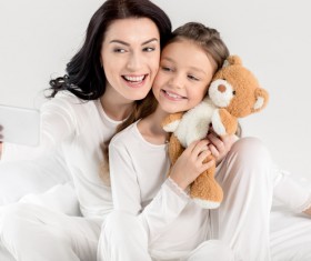 Smiling mother and daughter self-timer HD picture