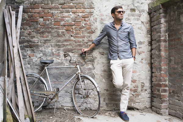 Stylish men with dilapidated bikes HD picture