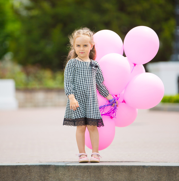 The little girl holding the balloon HD picture