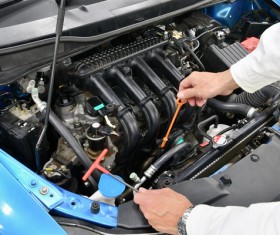 Vehicle maintenance staff to check vehicles Stock Photo