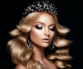 Wearing a diamond crown woman HD picture