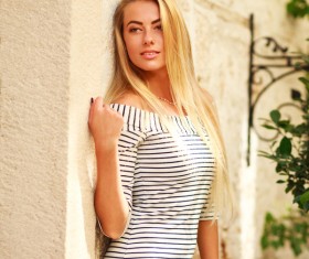 Woman leaning against the wall HD picture 02