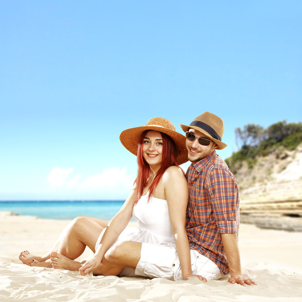 couple sitting on the beach HD picture