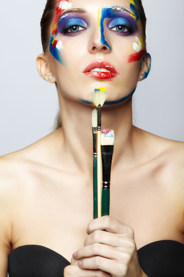 woman with a paint on her face and a brush HD picture 01