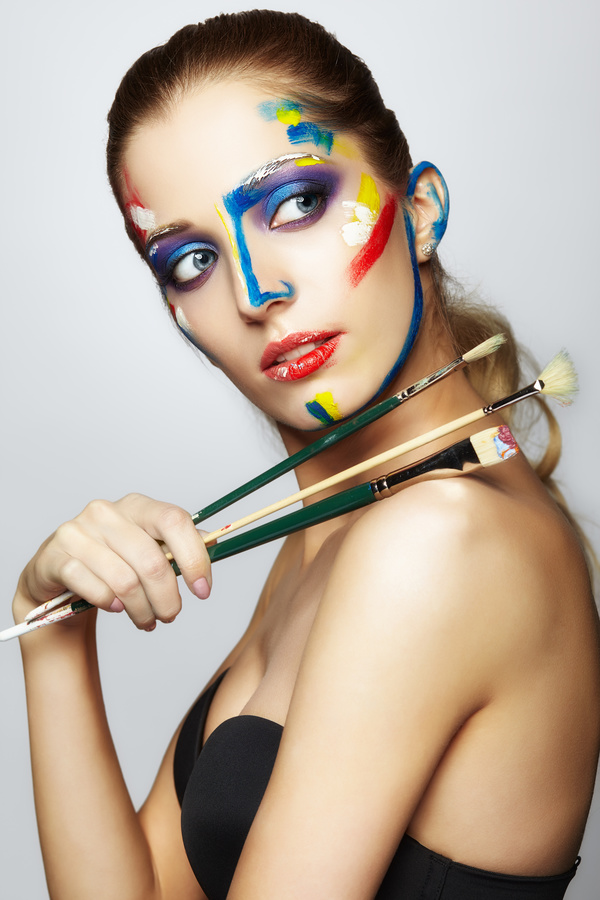 woman with a paint on her face and a brush HD picture 02