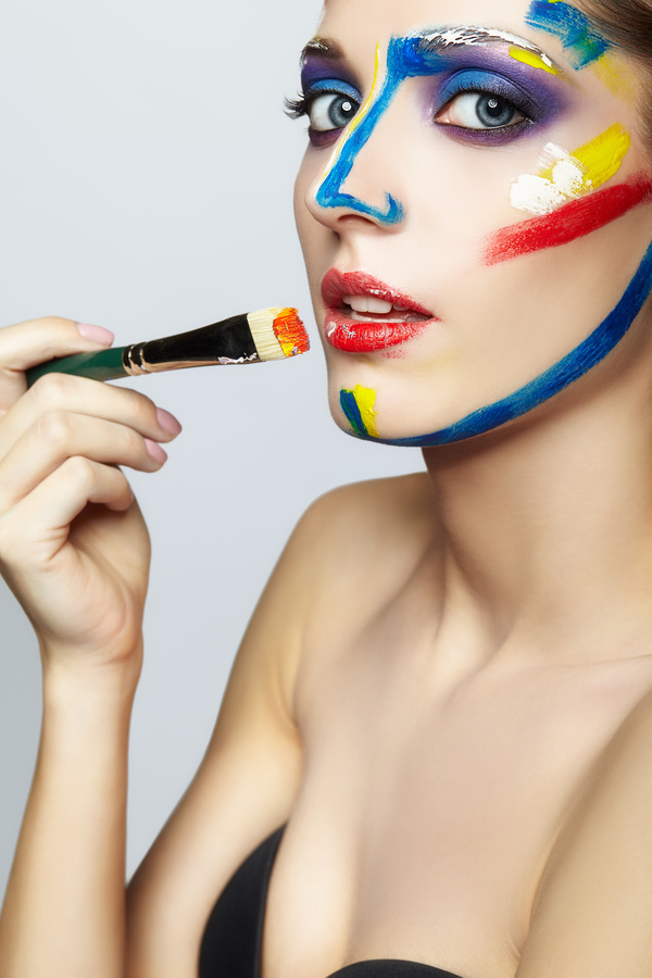 woman with a paint on her face and a brush HD picture 04