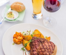 Delicious steak side dishes with red wine HD picture