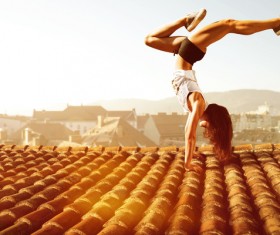 Inverted roof woman HD picture
