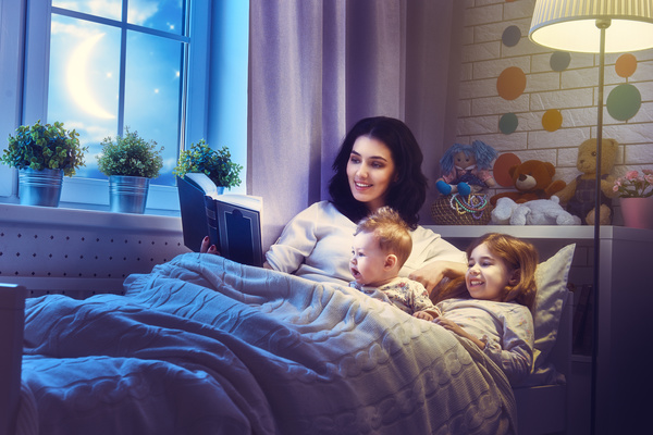 Mother read comic books for children HD picture