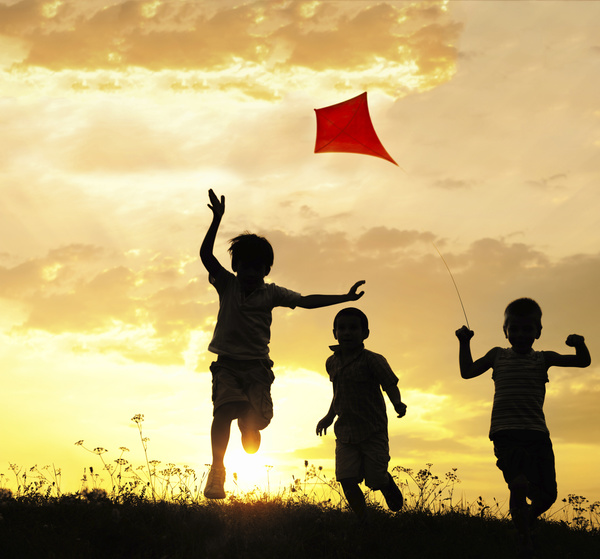 Photographed kite-flying children HD picture