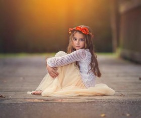 Wearing a wreath little girl HD picture