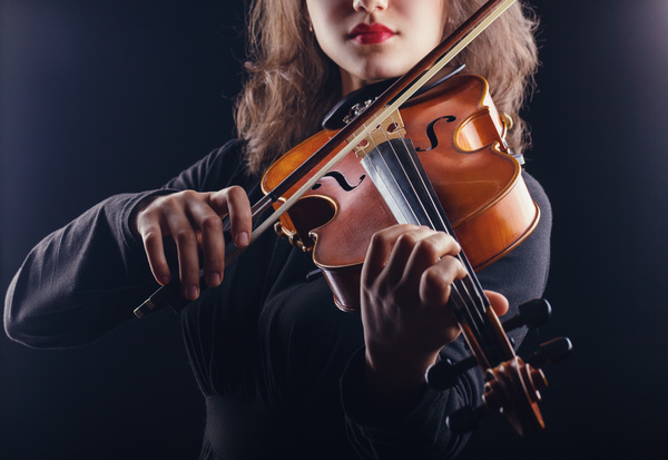 woman who plays the violin Stock Photo