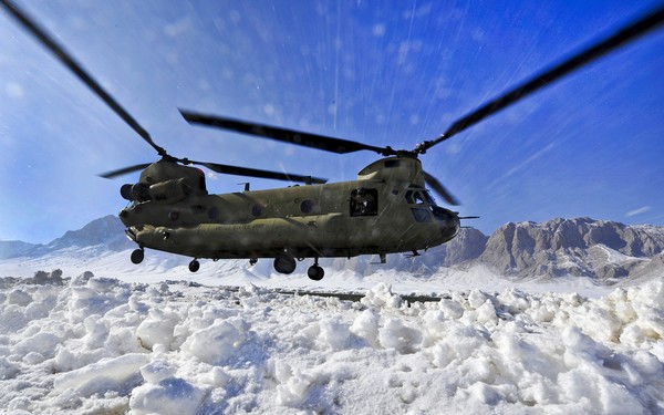 CH-47 Chinook transport helicopter HD picture