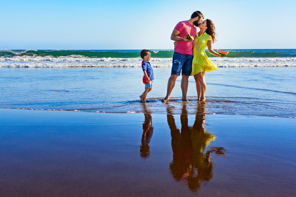 Happy family on the beach HD picture