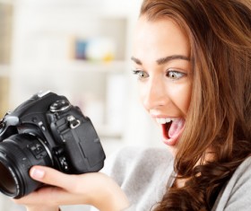 Looking at the picture surprised girl HD picture