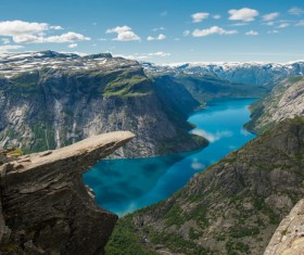 Mountain river flowing hearted HD picture