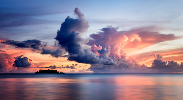 Ocean clouds at dusk HD picture