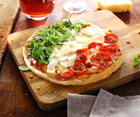 The pizza on the chopping board HD picture