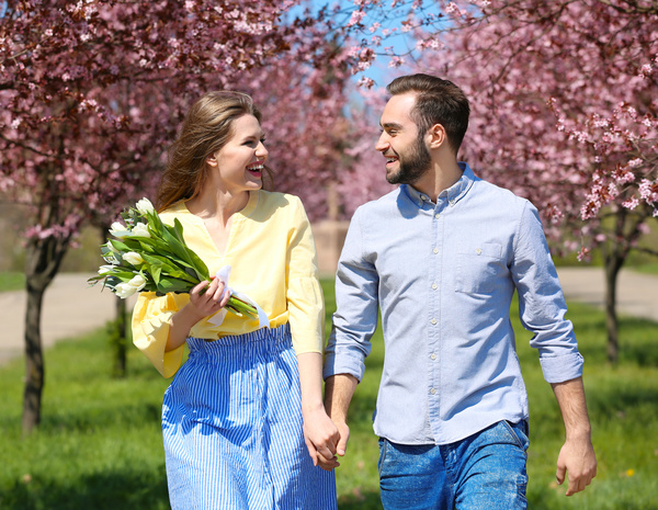 couple walking in the spring HD picture