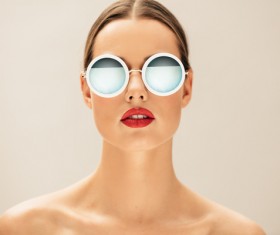 woman with round sunglasses HD picture