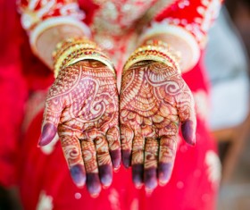 Indian bride showing hand Mehndi Stock Photo