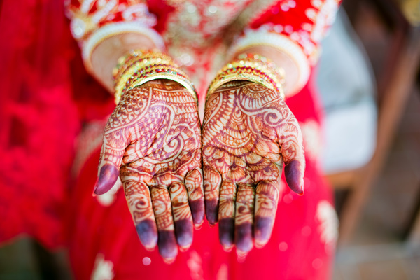 Indian bride showing hand Mehndi Stock Photo