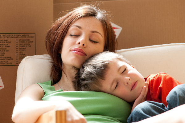 The little boy who slept with her mother Stock Photo